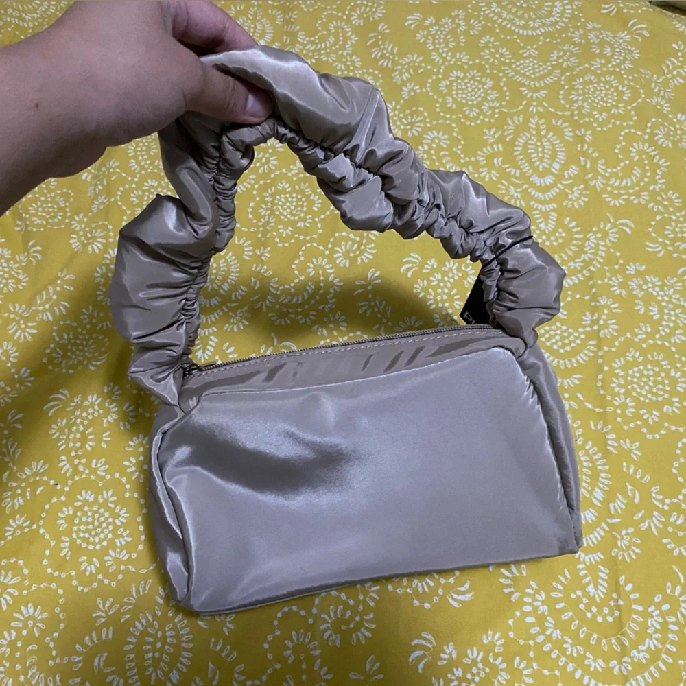 NWT - Nylon Ruffle bag - Picture 2 of 4